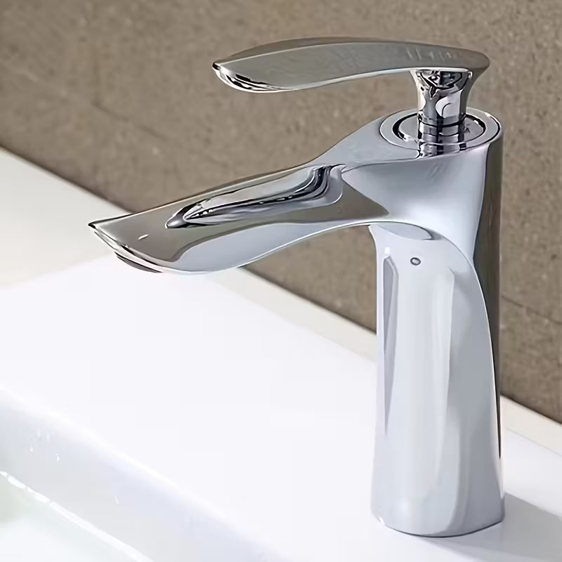 Robinet de lavabo élégant en laiton, robinet de salle de bain à poignée unique avec finition durable pour usage résidentiel et hôtelier