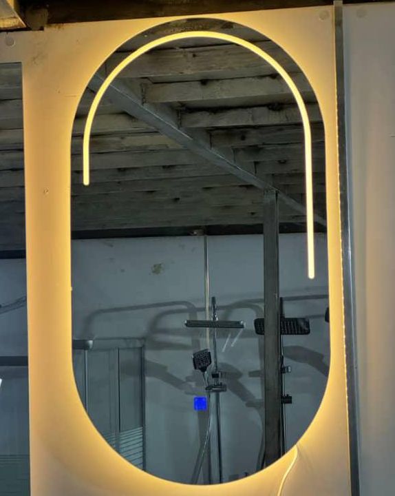 Miroir ovale de luxe haut de gamme avec rétroéclairage Led, éclairage à intensité variable et traitement antibuée. Idéal pour les Salles de Bains, hôtels et salons de beauté.