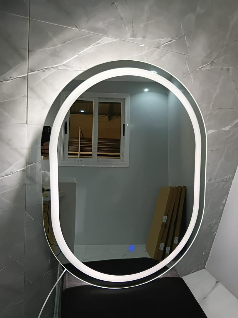 Miroir de salle de bain ovale à LED de 80 x 50 cm avec éclairage frontal, mémoire intelligente, 3 couleurs de luminosité réglable, antibuée. Miroir de courtoisie ovale lumineux de 80 cm pour salle de bain, fixation murale horizontale ou verticale.