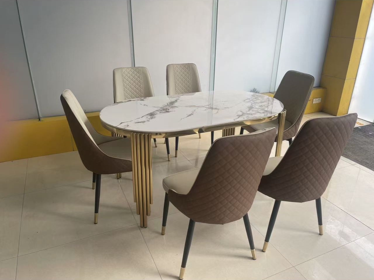 Table à manger Marron Blanc avec structure doré Plateau en Marbre Blanc Ensemble de table et de chaises pour maison et appartement